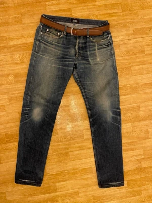 APC selvedge jeans  - Riktigt feta jeans med en straight passform. Storlek 34, men skulle säga att de sitter 33/34 ganska exakt. Längd 110cm. Midja 46cm.