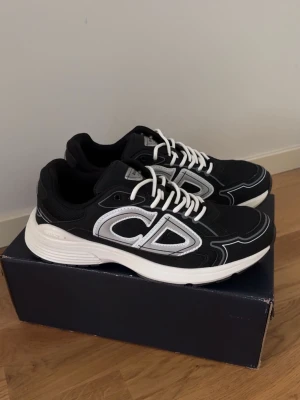 B30 svartvit  - Medföljer box. Helt nya