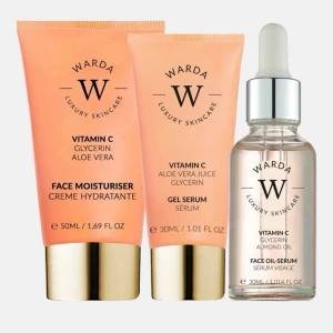 Warda Vitamin C Hudvårdsset - Helt ny i original förpackning. Lyxigt hudvårdsset från Warda med ansiktskräm 50 ml, gelserum 30ml och oljeserum 30ml. Innehåller vitamin C, glycerin och aloe vera för återfuktande och lystergivande effekt. Förpackningarna är i persikofärg med gulddetaljer och genomskinlig glasflaska med pipett. Ordinarie pris 1473kr 
