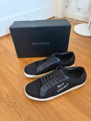 Saint Laurent Skor - Säljer nu dessa feta skor från Saint Laurent i mycket fint skick, nästan aldrig använt dem. Påse, org box ingår. Storlek 45. Passar även 44 Kom med frågor och bud!