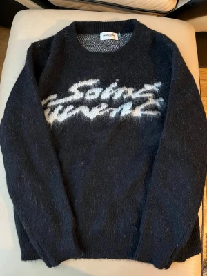 Ysl sweater - Säljer en skön Ysl sweater i storlek M. Den är i nyskick och passar perfekt året runt. Pris kan diskuteras 💯