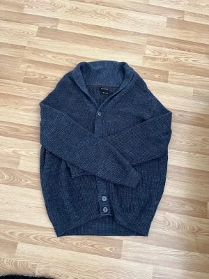 Mörkgrå kofta från Massimo Dutti - Snygg mörkgrå stickad kofta från Massimo Dutti, tillverkad i Italien. Pris kan diskuteras 