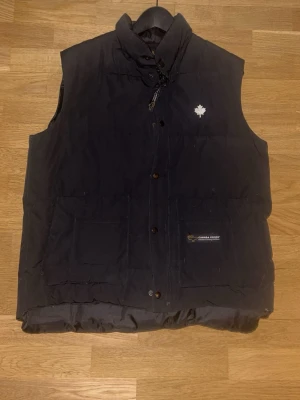  Kanada goo/se väst🙂 - Hej det är en gammal modell på Canada goose västen🙂 använd fåtal gånger och är i bra skick. Inga skador eller andra defekter☺️ ingen aning om den är äkta då det var en present, skriv vid intresse!