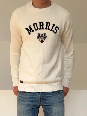 Vit Morris tröja - Vit morris tröja, bra skick och är i strl L men sitter som en M! Hör gärna av er vid frågor och funderingar!!