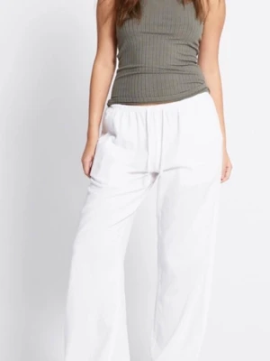 Vita linnebyxor  - Snygga vita linnebyxor med avslappnad passform och resår i midjan. Byxorna har raka ben och sidfickor, perfekta för en chill och stilren look. Tillverkade i lätt och luftigt linnematerial som passar perfekt till varma dagar.