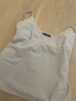 Randig linnetopp från Brandy  Melville  - Snygg randig linnetopp från brandy! Den har knyte i ryggen så man kan justera den, det står ingen storlek men passar xs-s. Nypris 400-500 kr! Säljer för att den inte passar mig :( skriv om du har frågor eller vill ha fler bilder!🫶🏼