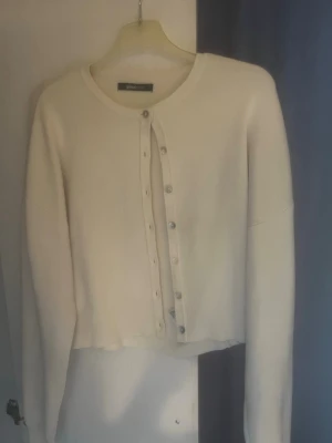 Vit kofta från gina tricot  - vit kofta från gina tricot med rund halsringning och långa ärmar. Knappt använt 