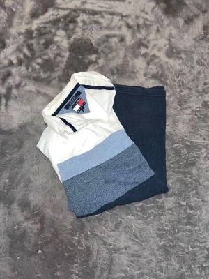 Vintage Tommy Hilfiger Piké - -vintage-piké från Tommy Hilfiger. Riktigt snygg design med övergångar från vitt till ljusblått och mörkblått. Broderad "Hilfiger"-logga på bröstet. Perfekt för sommaren! • Skick: 10/10 