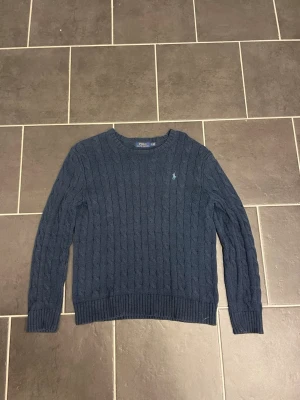Stickad Ralph Lauren Tröja - Storleken är oklar, fint skick och passar M.