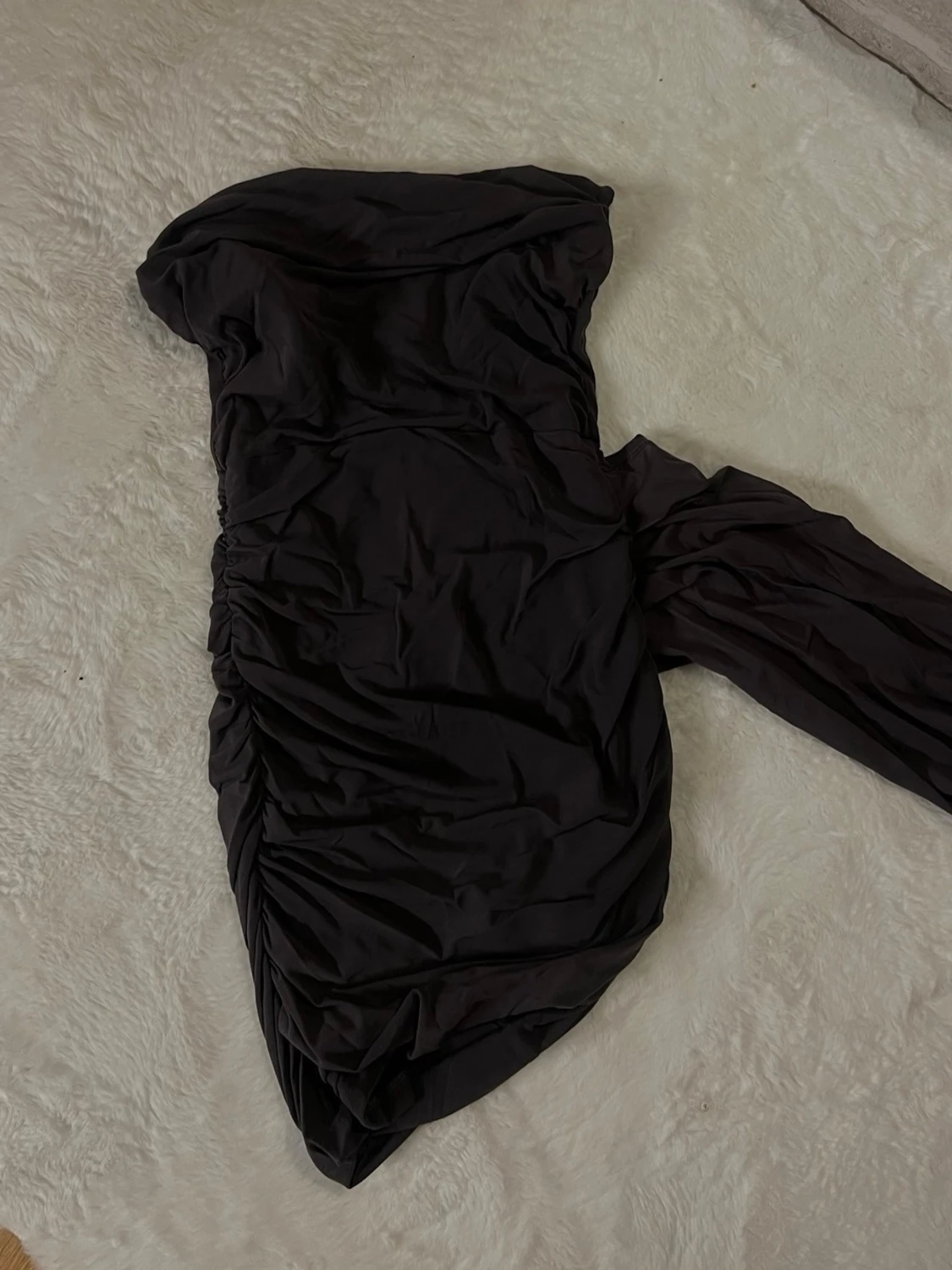 Svart noshoulder kortklänning