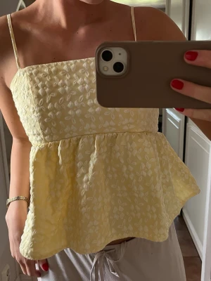 Gul topp  - Så söt topp perfekt till sommaren. Köpt på Vinted, finns ingen lapp i. Antar att det är storlek S💛