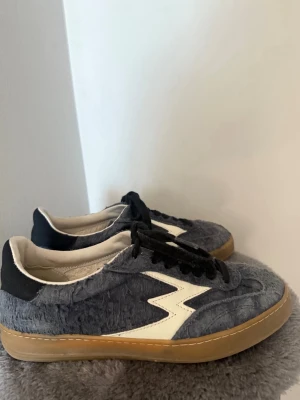 Moa concept (Moa masters of art) sneakers  - Världens snyggaste skor!!! Säljer för de är för små. Orginalpris runt 2500kr 💙Pris går att diskutera! 