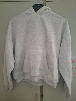Ljusgrå hoodie med magficka - En mjuk och skön hoodie i färgen grey melange i storleken L från lager157. Men vill bara notera att lappen blev klippt bort därbak, men plagget motsvarar en strl L och är helt nytvättad. Den var använt i över 1 år men är fortfarande i bra skick. 😊💕  Ärmlängd: 57cm Bröstvidd: 66,5cm Längd: 60,7cm