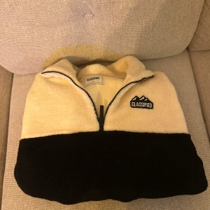 Classified fleece - Säljer min Classified fleece ”cardigan” som knappt har kommit till användning på grund av att den är för stor för mig. Storlek M, säljs inte längre och i princip nyskick