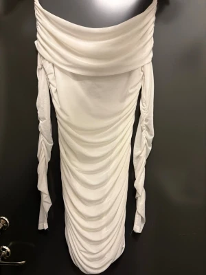 Off shoulder klänning  - använt en gång, inga skador 