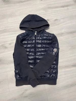 Marin blå cardigan från Moncler med quiltad front - Säljer nu min marinblåa Moncler cardigan som är i storlek S/2 passar som M, självklart äkta och Scan funkar 🔥 Skriv Dm för frågor och pris går att diskutera🤝