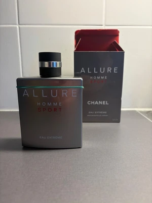 Chanel Allure Homme Sport Eau Extrême 150ml - Chanel Allure Homme Sport Eau Extrême är en maskulin parfym som passar sig bäst på sommaren enligt mig. 150ml flaska med mycket kvar i, se gummisnodden för mängd. 
