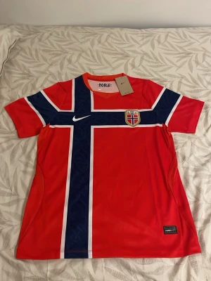 Norge fotbollströja  - Säljer en röd Norge fotbollströja. perfekt för träning eller match. Storlek S.