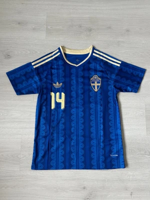 Sverige tröja VM 2026 - En riktigt snygg Sverige tröja i topp skick helt utan defekter. Perfekt nu för VM och sommaren. Skriv vid frågor och vid köp av fler tröjor i min profil kan jag lösa ett schysst paketpris:)
