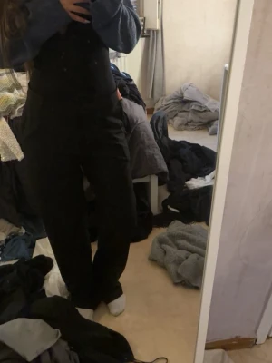 Svarta raka kostymbyxor  med hög midja - Säljer ett par svarta kostymbyxor med hög midja och raka ben. Kostymbyxor har en klassisk femficksmodell och är tillverkade i ett tjockare denimtyg. Perfekta för dig som gillar en clean och enkel stil.