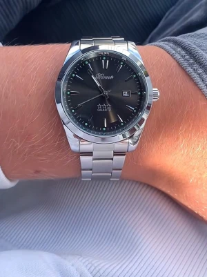 Svart och silver Doventi quartzklocka - Doventi - Helt ny och oanvänd klocka i toppskick! Levereras komplett med originalbox. Perfekt skick, garanterat utan defekter. justering för optimal passform. Snabb leverans samma dag – direkt till dig!