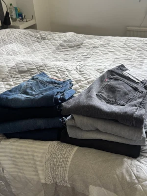Låda med jeans - Säljer nu massa par jeans från garderoben som inte används! En salig blandning mellan olika färger för dig som vill fräscha upp garderoben med lite nya jeans! De flesta är i storlek 29:30 och vissa i 29:32! Finns att köpa separat men kanonpris om du köper alla! Alla kom inte med på bild så kolla profilen🥰