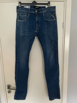 Replay Ambass Jeans - Säljer ett par Replay Ambass jeans i storlek W32/ L34 (slim fit). Använda ett par gånger men är i bra skick. Enda anmärkningsvärda är under gylfen, (se sista bild). Köpt för= 1300kr. Säljer för = 399kr