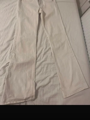 Vita lowwaist jeans - Vita lowwaist jeans ! Skriv gärna prisförslag!