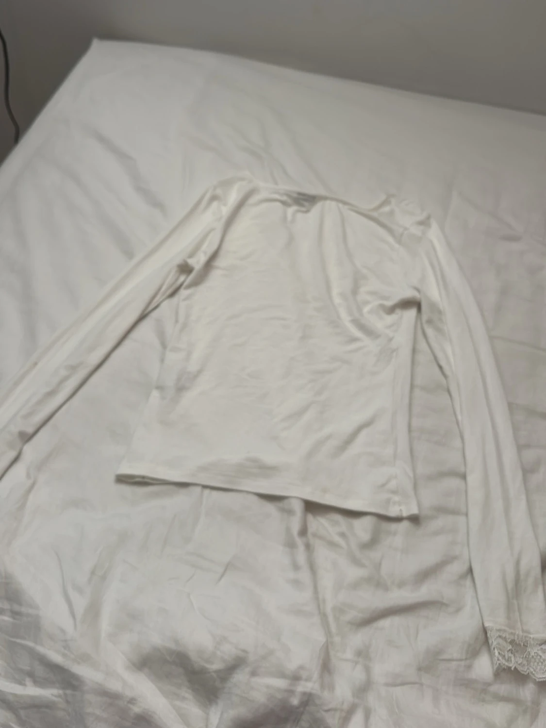 Vit långärmad topp med spetsdetaljer - 2