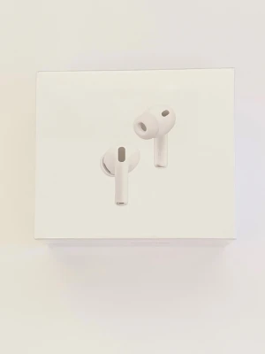 Apple AirPods Pro vita  - Snygga och trådlösa in-ear hörlurar från Apple i klassisk vit färg. AirPods Pro har silikonproppar för bättre passform och brusreducering. Kommer i originalförpackning med laddningsetui. Perfekta för musik, samtal och gaming.