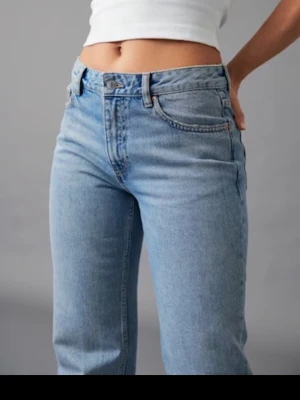 Ljusblå raka jeans med låg midja  - Snygga ljusblå jeans med rak passform och låg midja. Klassisk femficksmodell med knapp- och dragkedjegylf. Perfekta för en avslappnad och trendig look. Tillverkade i denim med lätt tvättad finish.