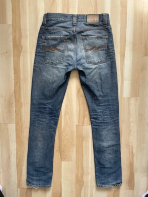 Nudie jeans archive denim snygga fades grisch 29/32 - Modell grim Tim Riktigt snygg tvätt 2 hål vid benen 29/32 Slim passform  Mått: Midja 39cm Längd 107cm Benöppning 16cm Lår 24cm  Hör av dig vid frågor! Fraktas samma eller nästa dag