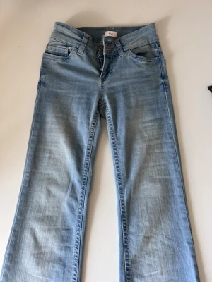 Blå jeans - Nelly stitchjeans använda en gång bara för att jag köpte för storlek🫶🏼 Lite smutsiga längst ner på benen men inget som syns mycket❣️
