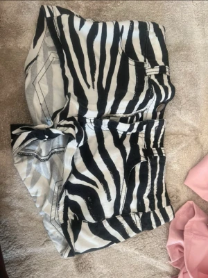 Zebra shorts💕 - Super snygga zebra shorts i storlek xs, säljer för dem är tyvärr för små för mig🫶