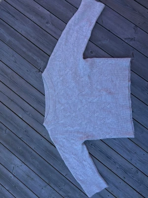 Beige stickad tröja - Beige stickad tröja one shoulder oversized  från ginatricot strl 158/164. 7% alpacka 14% ull.