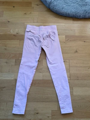 Gtech tights - super snygga gtech tights som har en osynlig snygg scrunch i rumpan. byxorna är bara använda 1 gång