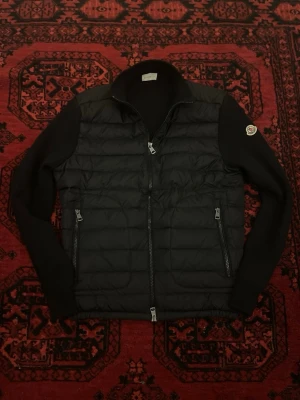 Moncler cardigan E2091 modell - Moncler cardigan i jättefint skick har använts fåtal gånger förra hösten. Köptes ursprungligen från 2nd handstore  sicurofashion.com för 3479 kr, Säljs då jag har växt ur den. Modellen är unisex så de passar både tjejer och killar. Alla skan samt NFC funkar ni kan dubbelkolla ✅Skriv ifall ni är intresserade av fler bilder eller vill diskutera priset! 😊
