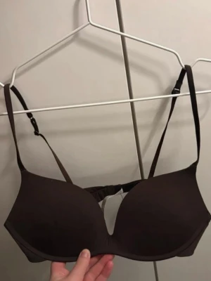 Mörkbrun push-up bh från Intimissimi - Snygg mörkbrun push-up bh från Intimissimi med justerbara axelband och vadderade kupor. Bh:n har en slät design utan spets. Super snygg!!! 250kr eller bud 