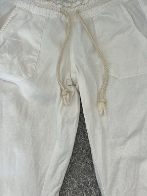 Vita linnebyxor från Roxy  - Snygga vita linnebyxor från Roxy som ej kommer till användning, de är endast använda ett fåtal gånger så skicket är jättefint💕