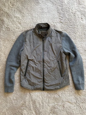 MASSIMO DUTTI HYBRID CARDIGAN - Tjena! Säljer denna riktigt sköna Cardigan från Massimo Dutti✔️Storlek L (Passar M)✔️ Skriv vid minsta fundering✔️