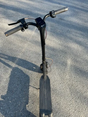 Svart elscooter från Navee - Säljer en svart elscooter från Navee gt3 med robust ram och bred ståplatta. Scootern har handtag med greppvänlig design, display på styret och elektrisk broms. Perfekt för smidig transport i stan eller till skolan.