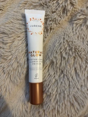 Lumene Natural Glow Primer - Fuktgivande och lystergivande primer från Lumene i tub med vit kropp och kopparfärgat lock. Ger naturlig glow och är vegansk. Passar normal till torr hud och är perfekt som bas innan smink.