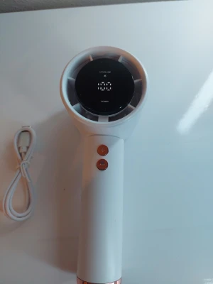 Digital handhållen turbofläkt – 100-hastighets bärbar personlig fläkt med LED-di - Håll dig sval var som helst med den ultimata blandningen av kraft och precision. Denna digitala handhållna turbofläkt är inte bara en vanlig bärbar kylväska – det är en högpresterande vindmaskin designad för maximal komfort. Med en elegant, minimalistisk design och avancerad motorteknik levererar den en koncentrerad "turbo"-luftström som vida överträffar traditionella handhållna fläktar.