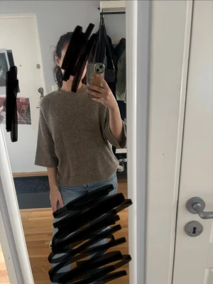 Beige stickad tröja med trekvartsärm - Mysig beige stickad tröja med avslappnad passform och trekvartsärmar. Tröjan har rund halsringning och är perfekt för lager-på-lager. Passar till både jeans och kjol för en chill look.