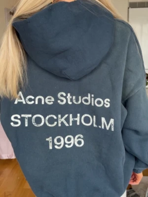 Navy hoodie - Helt ny med prislapp, stolek s 
