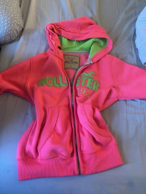 Hollister hoodie  - Säljer en unik vintage hollister hoodie med cool färg skriv vid frågor !