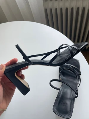 Svarta strappy pumps med fyrkantig tå - Använda i utekväll, väldigt bekväma