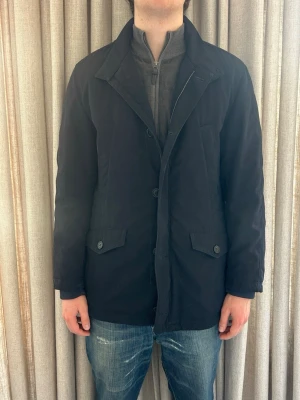 Herno jacka - M - Fint skick, inga defekter. Perfekt till våren. avtagbara detaljer och extra knappar finns. storlek 50 vilket motsvarar M Modellen på bilden är ca 180 cm. Om du undrar över något tveka då inte på att höra av dig!