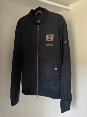 Morris jacka  - Jacka från Morris i fint skick, kan inte hitta några tydliga skavanker mer än att den blivit lite nopprig vid mudd. 67cm lång i framsida ungefär.