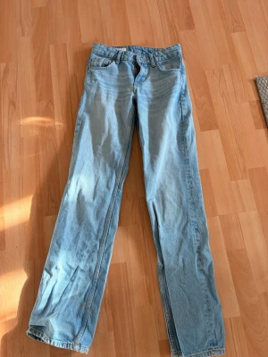 Ljusblå raka jeans - Säljer ett par ljusblå jeans med rak passform från zara💕💕Lite slitna längst ner men inget som syns när byxorna är på🙌🏻🙌🏻